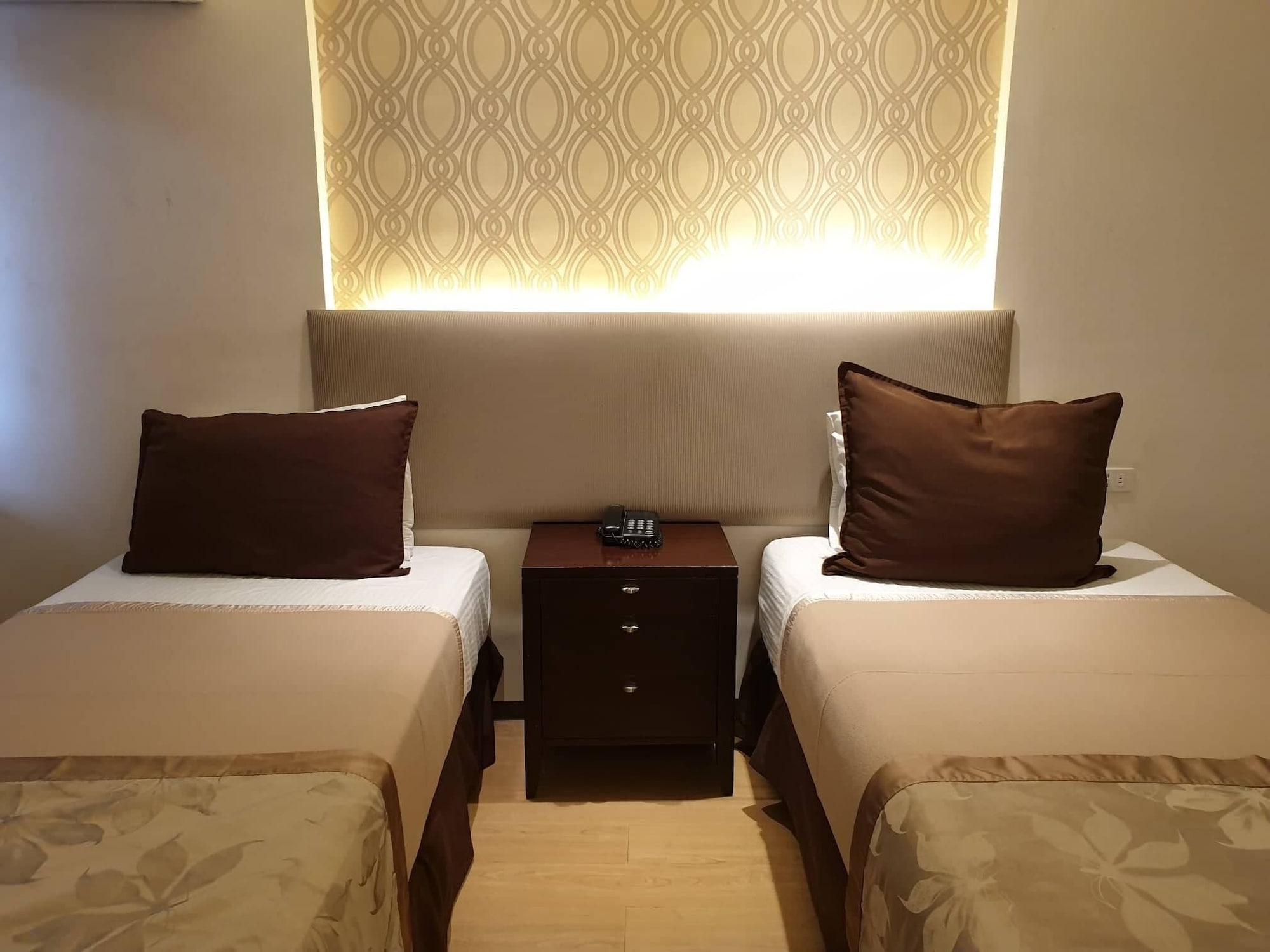Imperial Palace Suites Quezon City Exterior foto