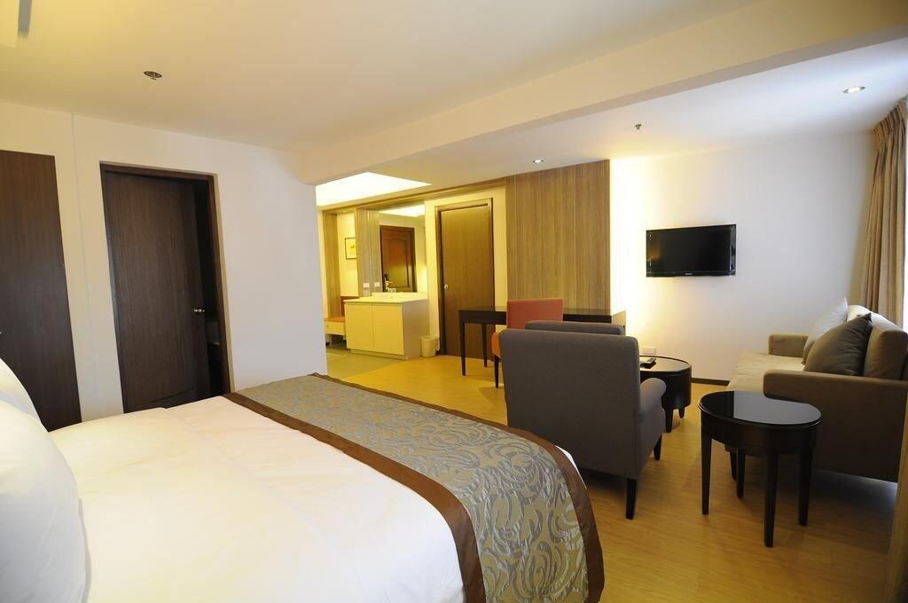 Imperial Palace Suites Quezon City Exterior foto