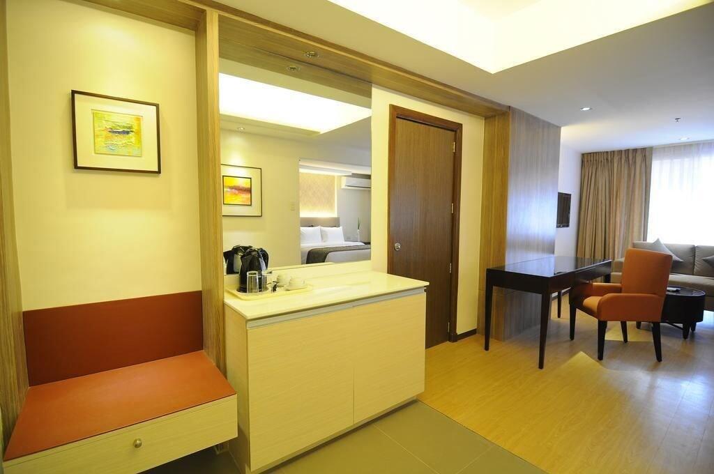 Imperial Palace Suites Quezon City Exterior foto