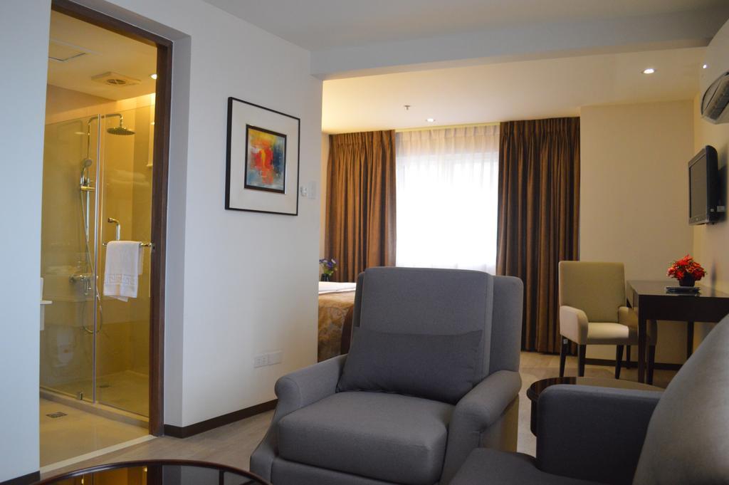 Imperial Palace Suites Quezon City Exterior foto