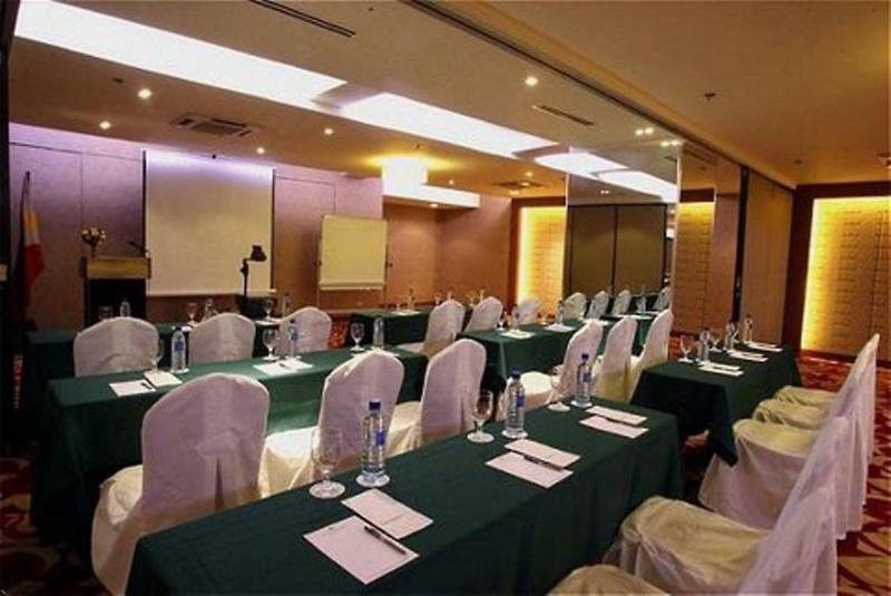Imperial Palace Suites Quezon City Exterior foto