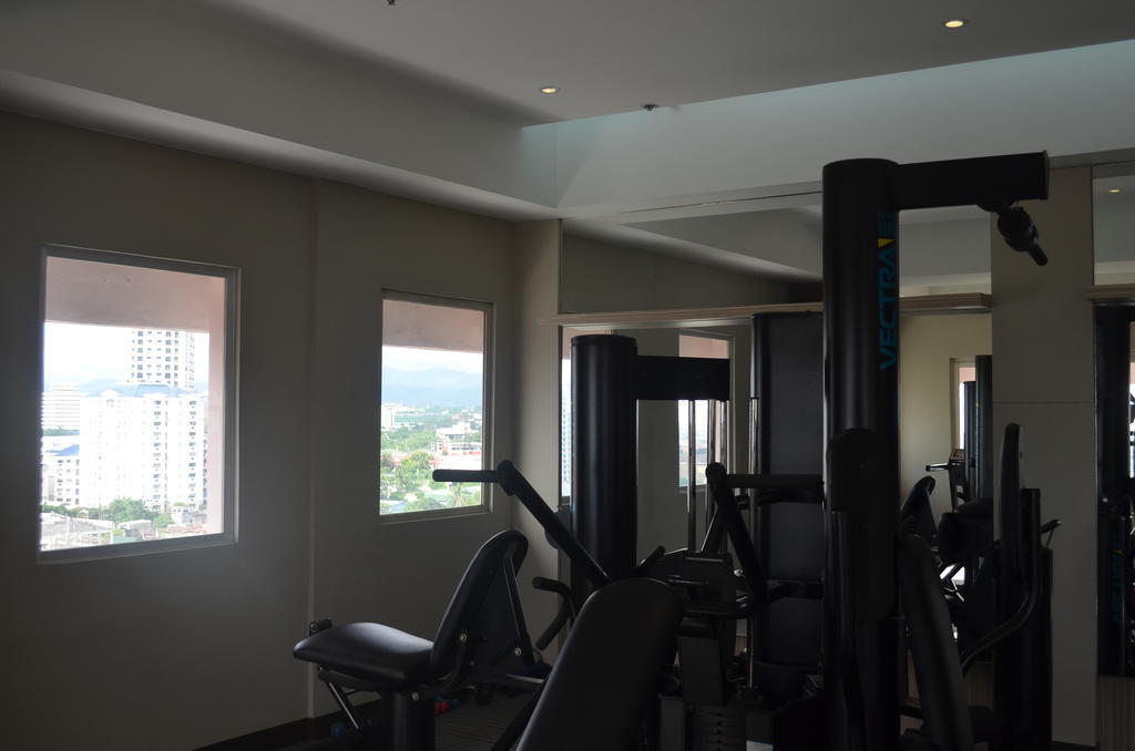 Imperial Palace Suites Quezon City Exterior foto