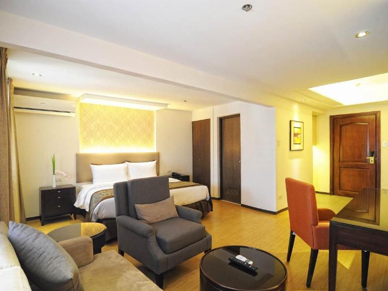 Imperial Palace Suites Quezon City Exterior foto