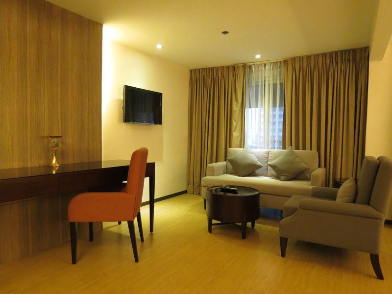 Imperial Palace Suites Quezon City Exterior foto