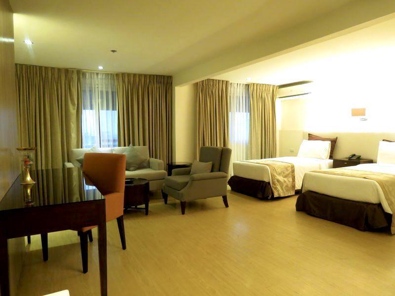 Imperial Palace Suites Quezon City Exterior foto