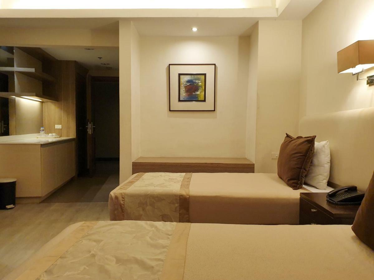 Imperial Palace Suites Quezon City Exterior foto