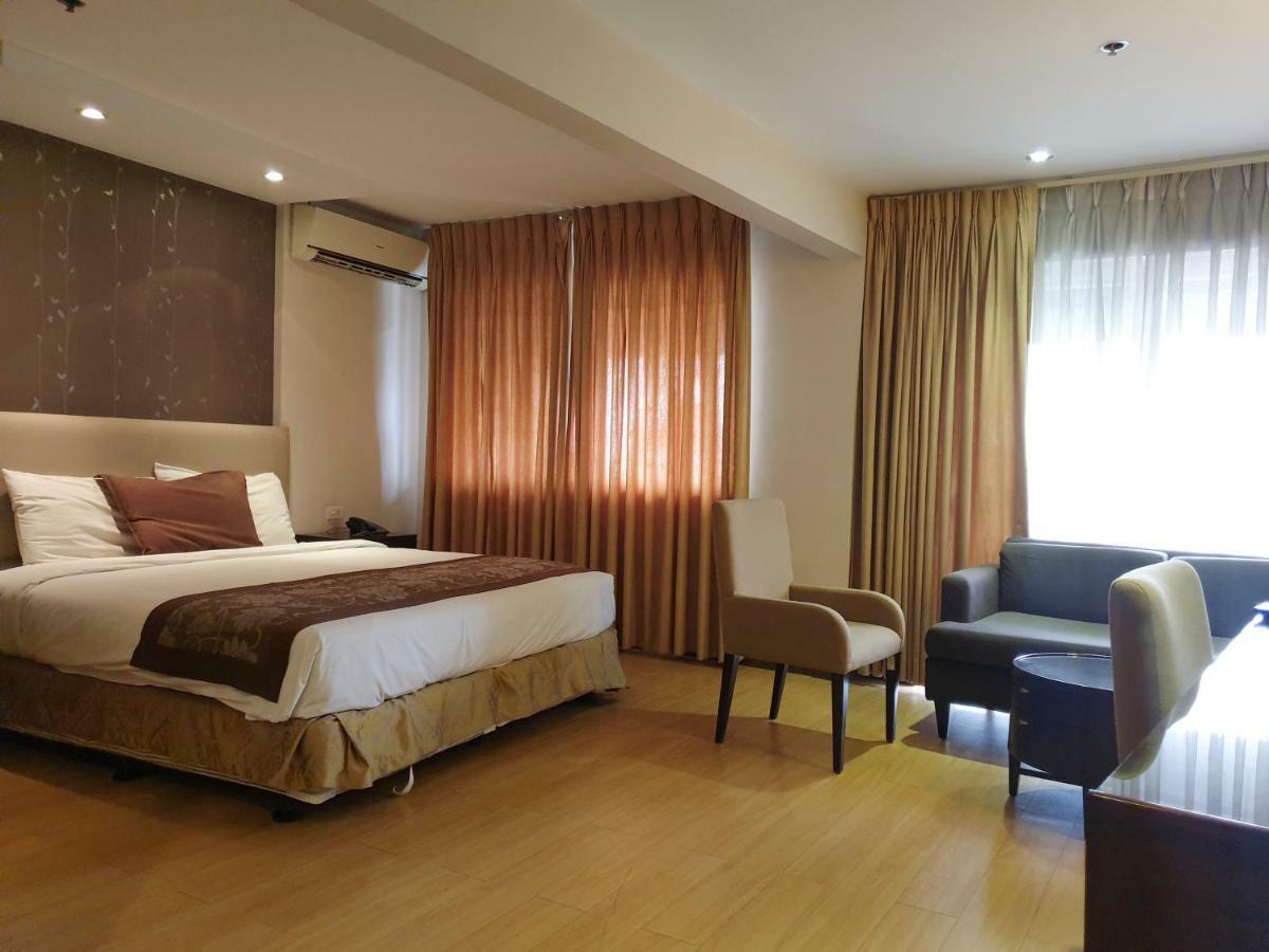 Imperial Palace Suites Quezon City Exterior foto
