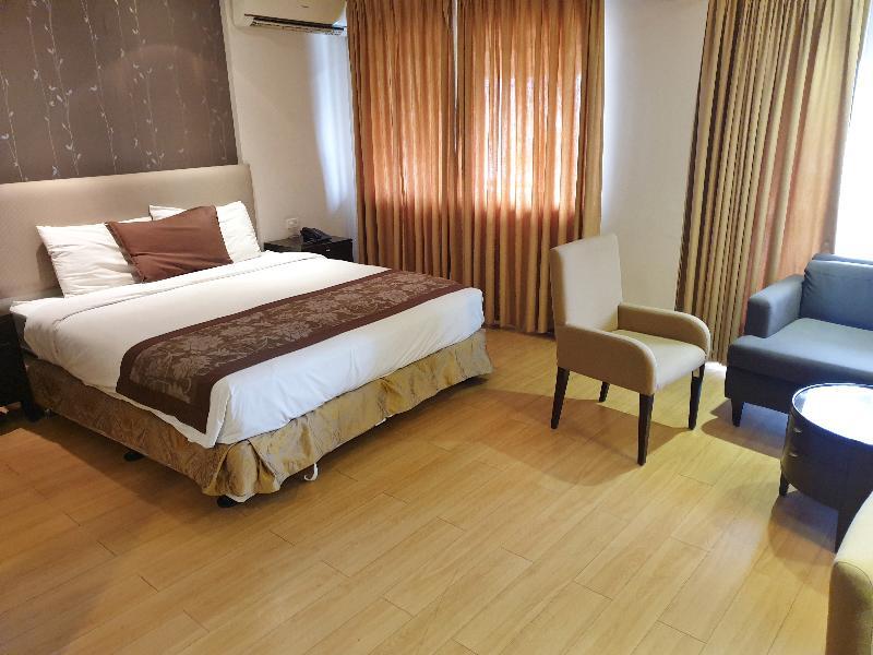 Imperial Palace Suites Quezon City Exterior foto