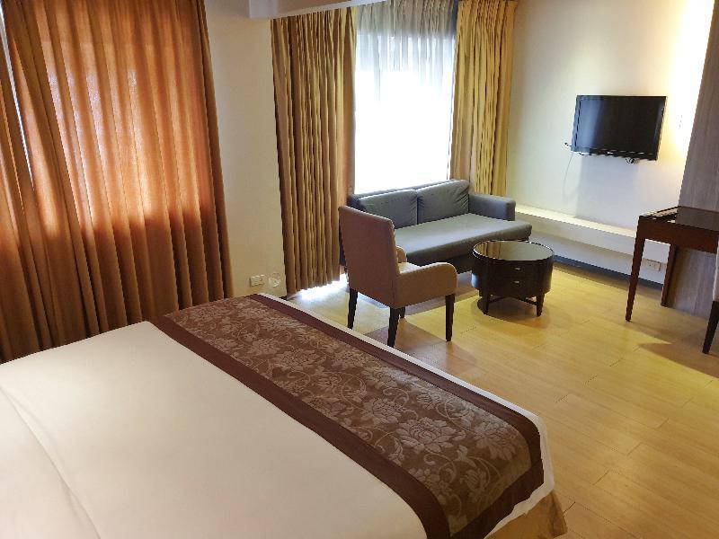 Imperial Palace Suites Quezon City Exterior foto